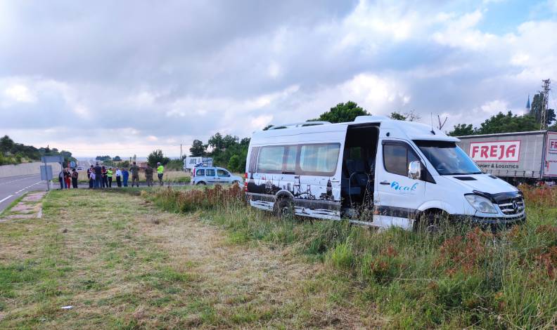 Öğrenci servisi ile ticari araç çarpıştı: 4 yaralı