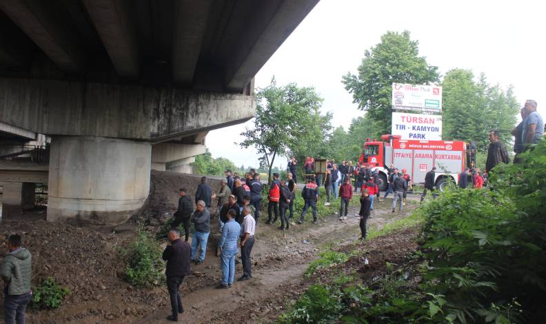 Sel sularına kapılan işçi aranıyor