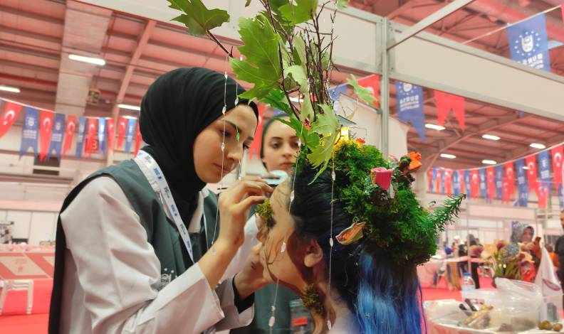 Bursa’da öğrenciler makyaj yeteneklerini konuşturdu