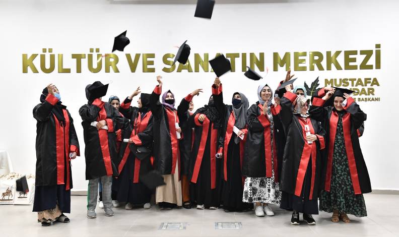 Osmangazi’de yetişkinlerin mezuniyet sevinci