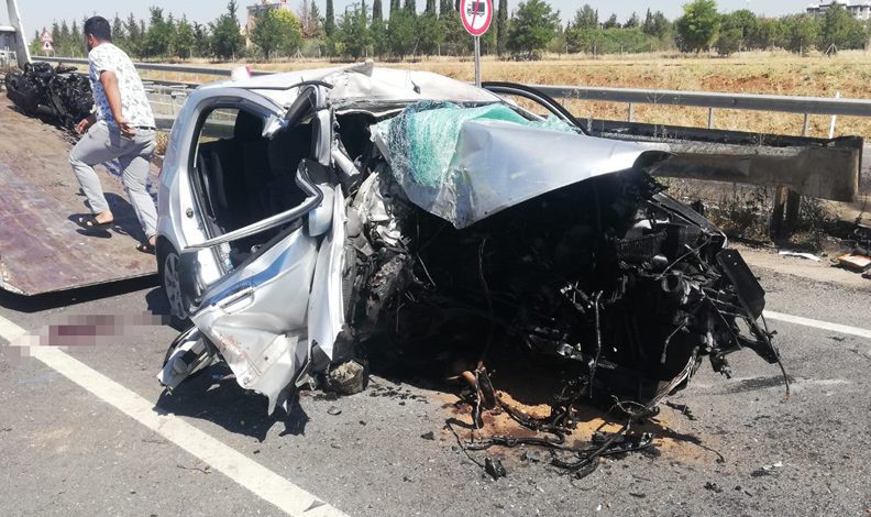 Otomobil yön tabelasına çarptı:3 ölü