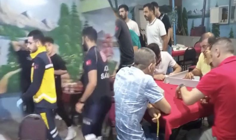 Nöbet geçiren adama aldırmadan oyun oynadılar