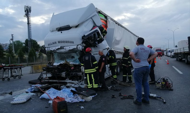 Uyuyan TIR sürücüsü başka TIR’a çarptı