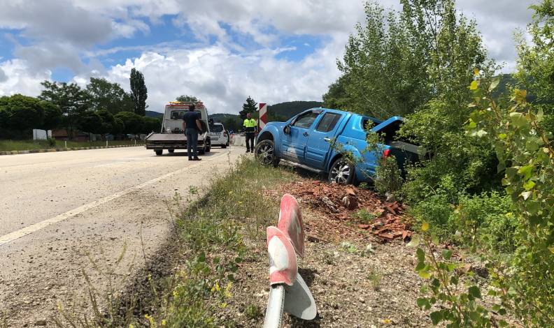 Lastiği patlayan pikap yol kenarına devrildi