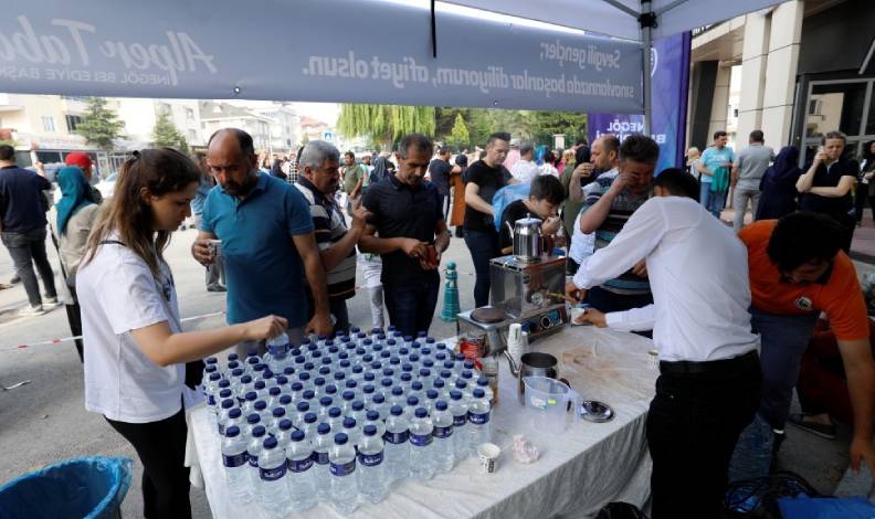 Bursa’da YKS öğrencilerine çay ikramı