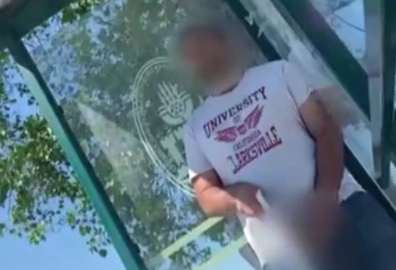 Duraktaki kadına cinsel organını gösterdi