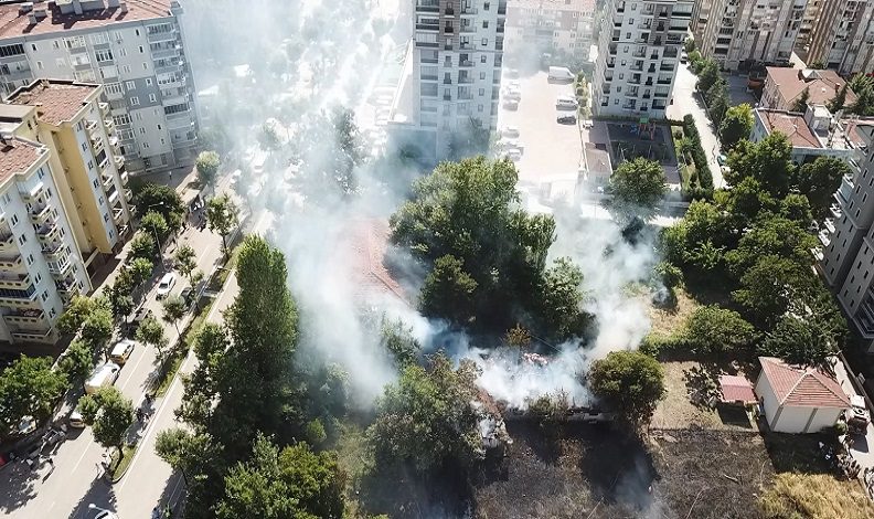Bursa’da 2 ahır ve 1 baraka küle döndü