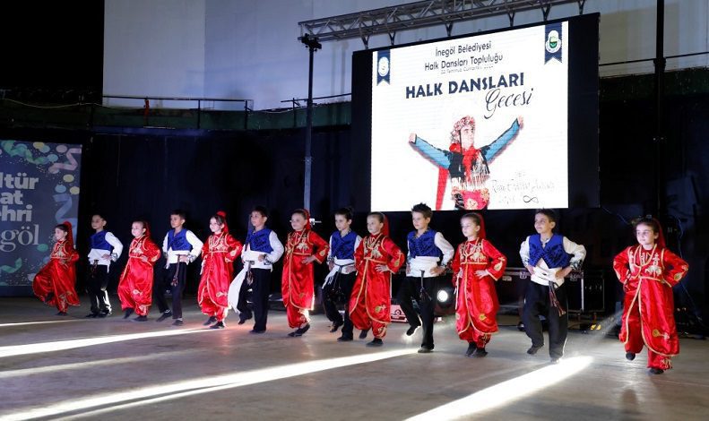 İnegöl Belediyesi Halk Dansları Topluluğundan muhteşem gösteri