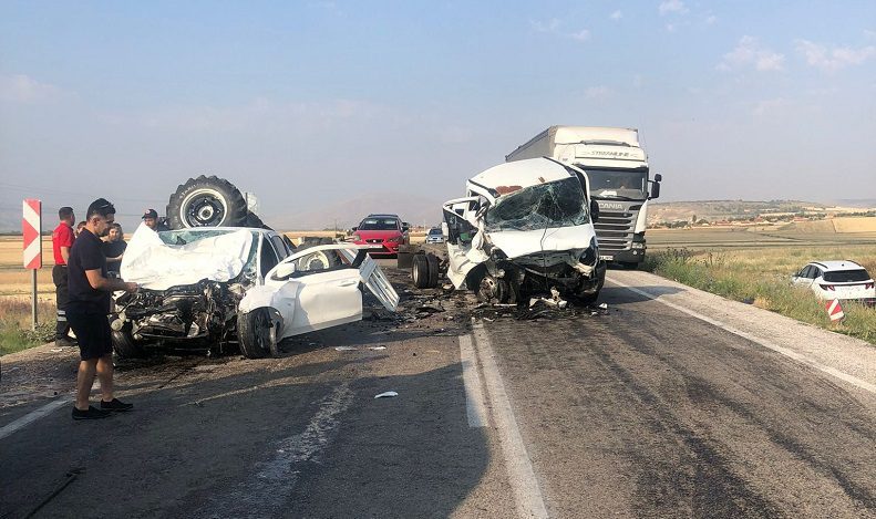 Bayram öncesi feci kaza: 2 ölü, 1 yaralı