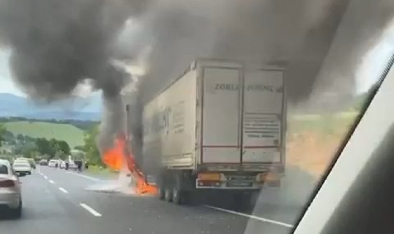 Bursa’da seyir halindeyken alev alan tır küle döndü