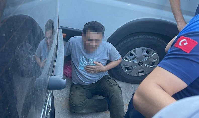 Telefonla kadınları çektiği iddia edilen şahsa meydan dayağı