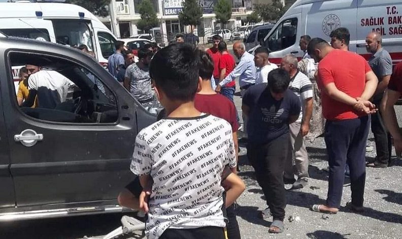 Kamyonet minibüs durağına daldı! Ölü ve yaralılar var