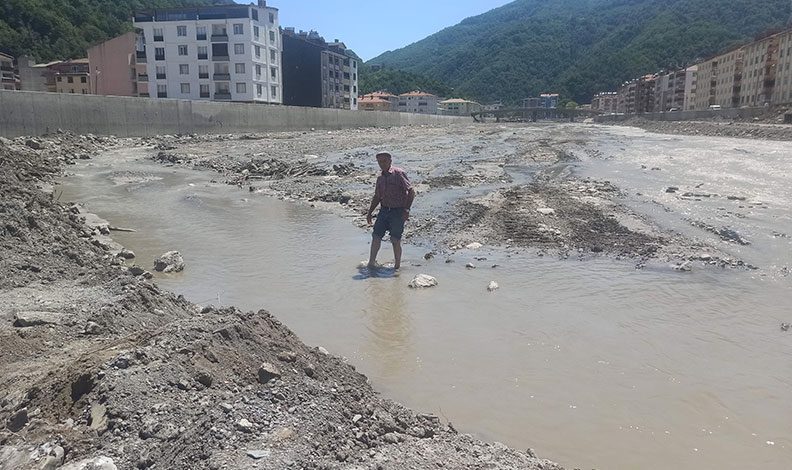 Bozkurt’ta Ezine Çayı’nın suyu çekildi