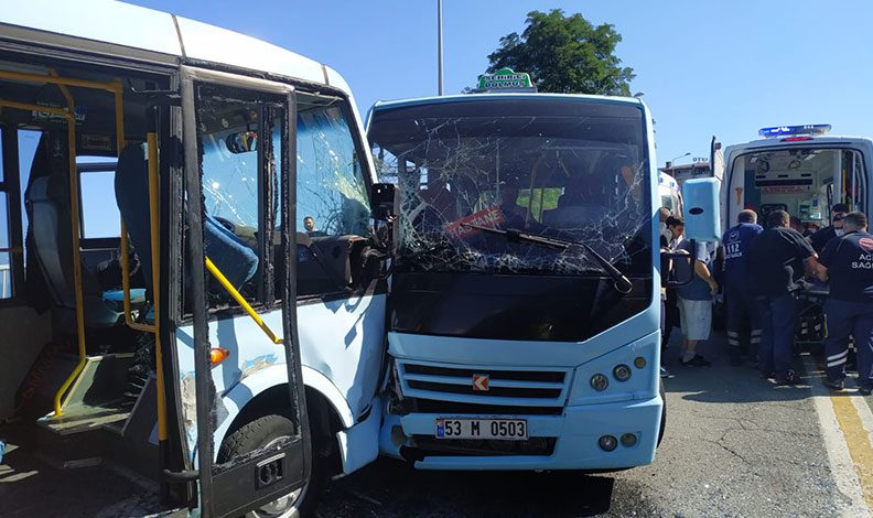 İki dolmuş kafa kafaya çarpıştı: 17 yaralı