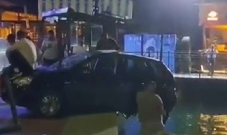 Kaputa oturup çekiciyi beklediler