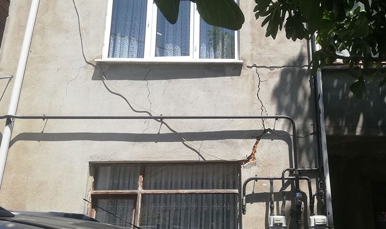 Hafriyat kamyonları yüzünden evleri hasar aldı