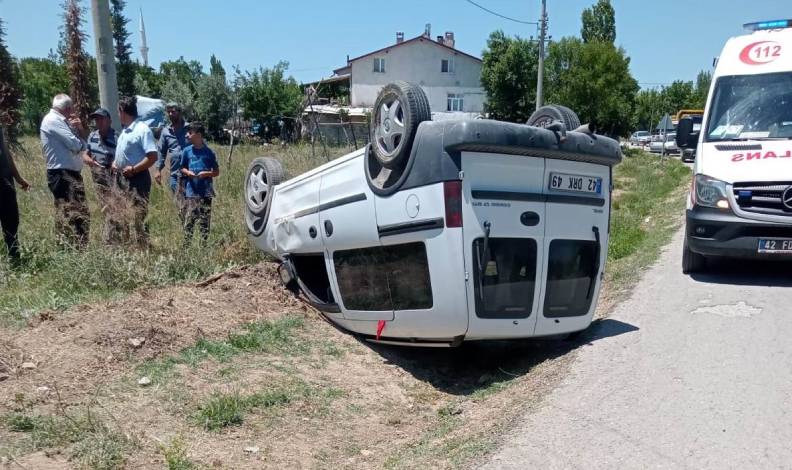 Hafif ticari araç takla attı: 2 yaralı