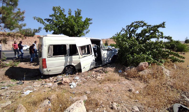 İşçi servisi ağaca çarptı: 15 yaralı