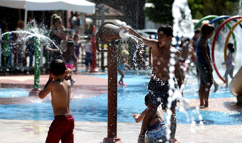 Bursa’da çocukların su parkı keyfi