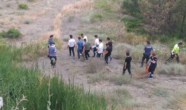Motosiklet uçuruma yuvarlandı: 3 yaralı