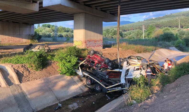 Bursa’da otomobil taşıyan TIR viyadükten uçtu