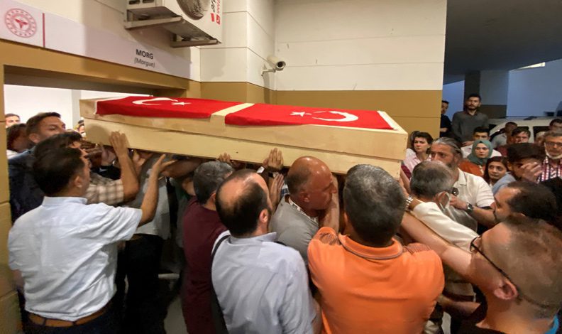 Doktor Ekrem Karakaya’yı meslektaşları uğurlandı