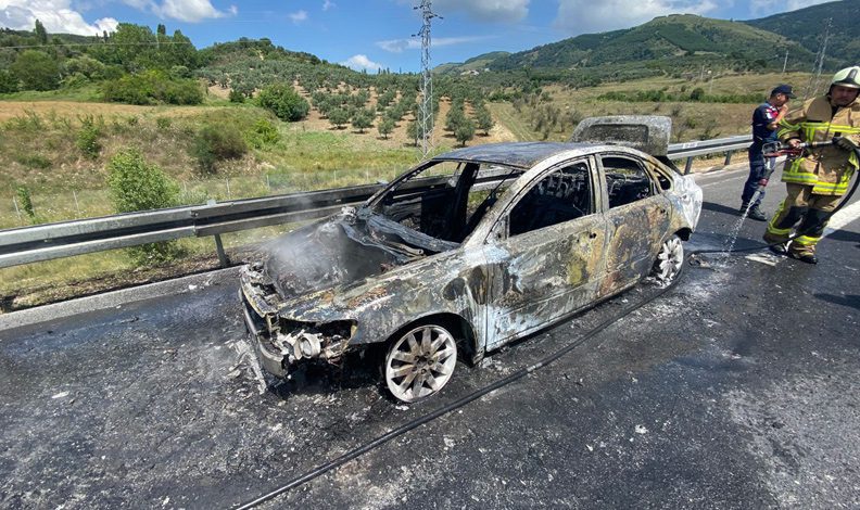 Bursa’da alev alan araç hurda yığınına döndü