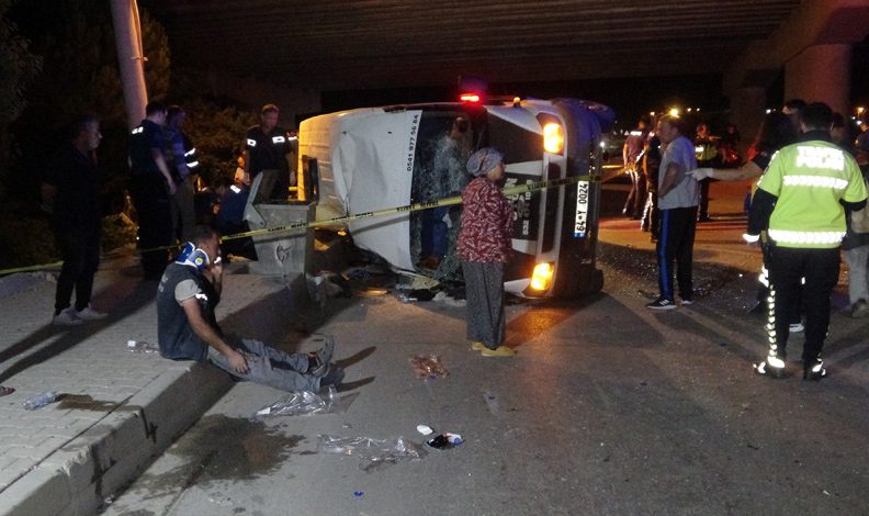 Tarım işçilerini taşıyan minibüs devrildi