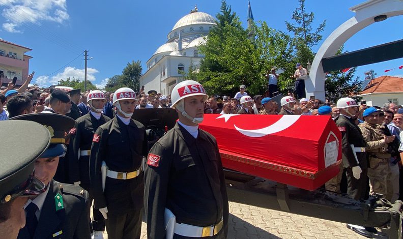 Sakarya şehidini son yolculuğuna uğurladı