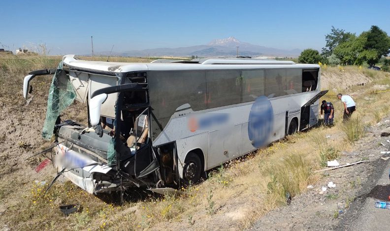 Yoldan çıkan otobüs şarampole düştü