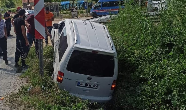 Bursa’da içinde 6 kişi olan araç su kanalına düştü