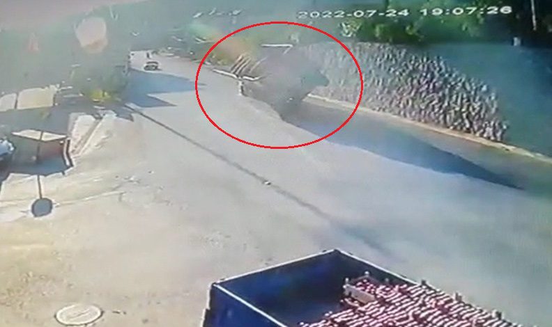 Bursa’da demir yüklü TIR devrildi