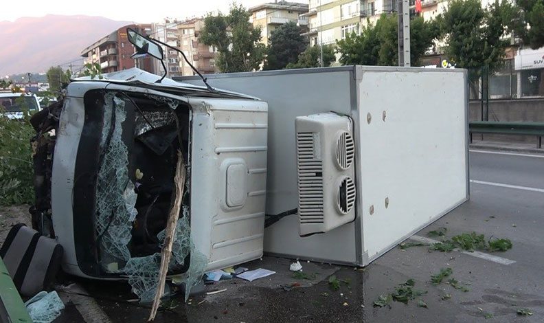 Bursa’da kamyonet devrildi! 2 yaralı
