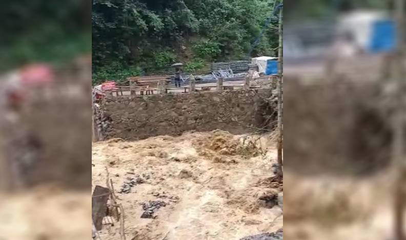 Rize’de dere taştı, yol ulaşıma kapandı
