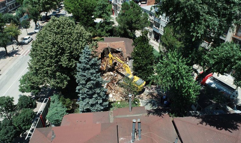 İnegöl’de kaymakamlık lojmanı yıkıldı