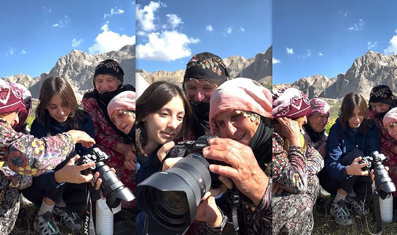 Fotoğraf makinesini ilk kez gören kadınlar gülümsetti