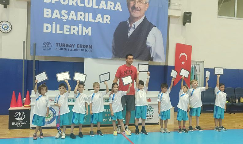 Nilüferin minik basketçileri sertifikalarını aldı
