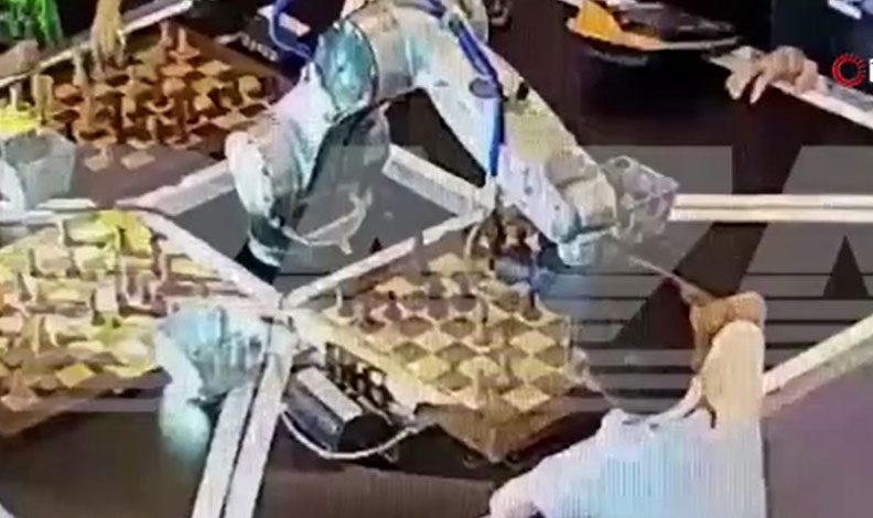 Satranç robotu çocuğun parmağını ezdi