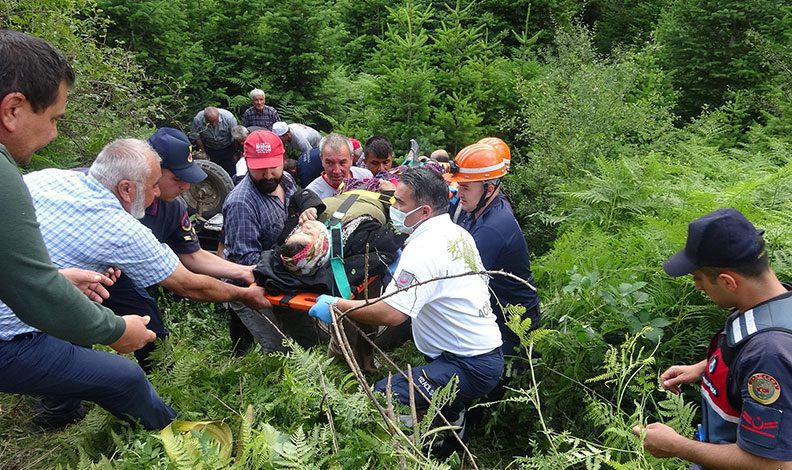 Devrilen traktördeki anne ve oğlu yaralı kurtuldu