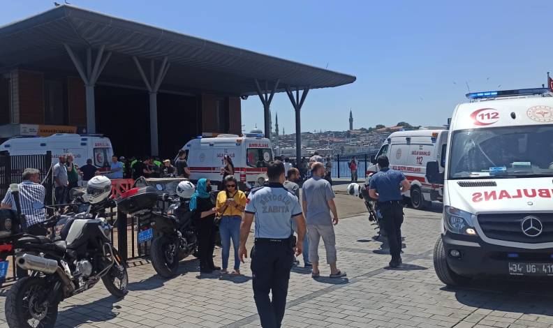 Şehir hatları vapuru iskeleye çarptı: 3 yaralı
