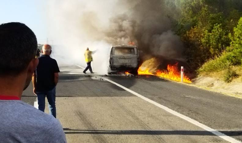 Hareket halindeki araç alev alev yandı