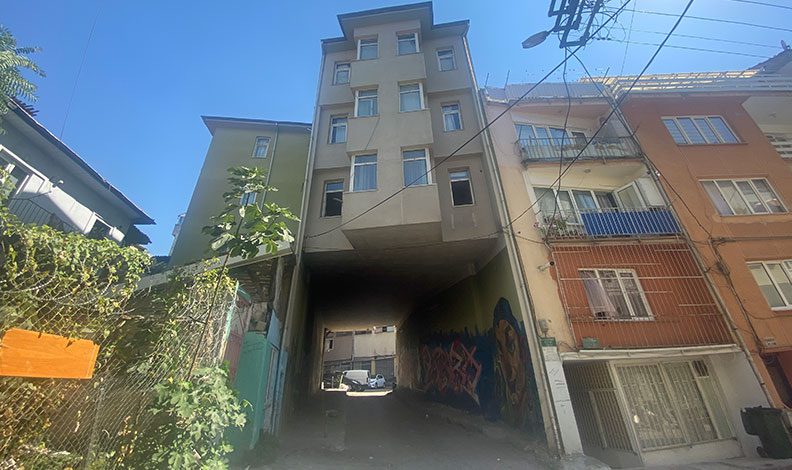 Bursa’daki bu evin altından yol geçiyor