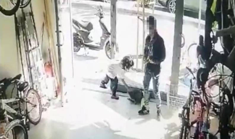 Çocuklarına hırsızlık yaptırdı!