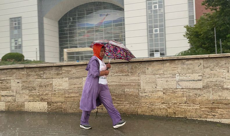Bursa’da sağanak yağış etkisini gösterdi