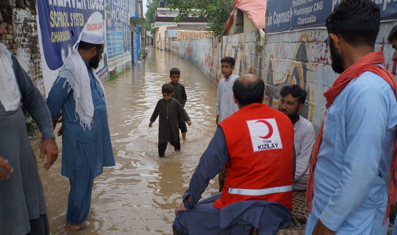 Türk Kızılay’ın Pakistan’da yardımları sürüyor