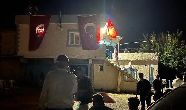 Adıyamanlı şehidin baba ocağına Türk bayrağı asıldı