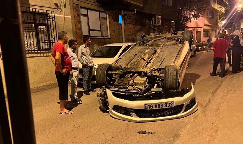 Bursa’da ara sokakta hız yapan otomobil takla attı