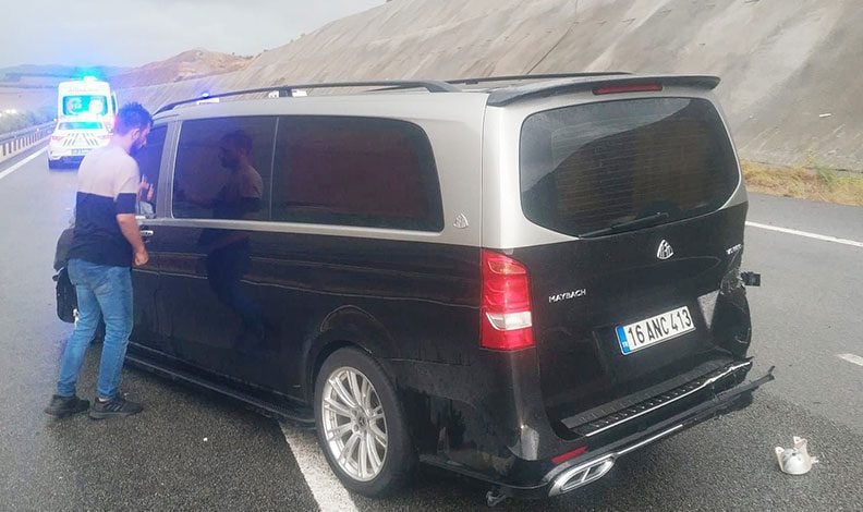 Kontrolden çıkan kamyonet bariyerlere çarptı: 4 yaralı