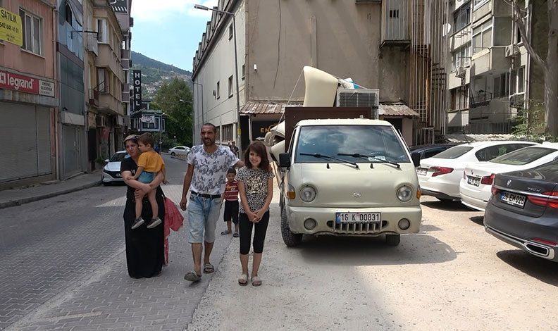 Bursa’da 3 çocuklu aile günlerdir parkta yaşıyor