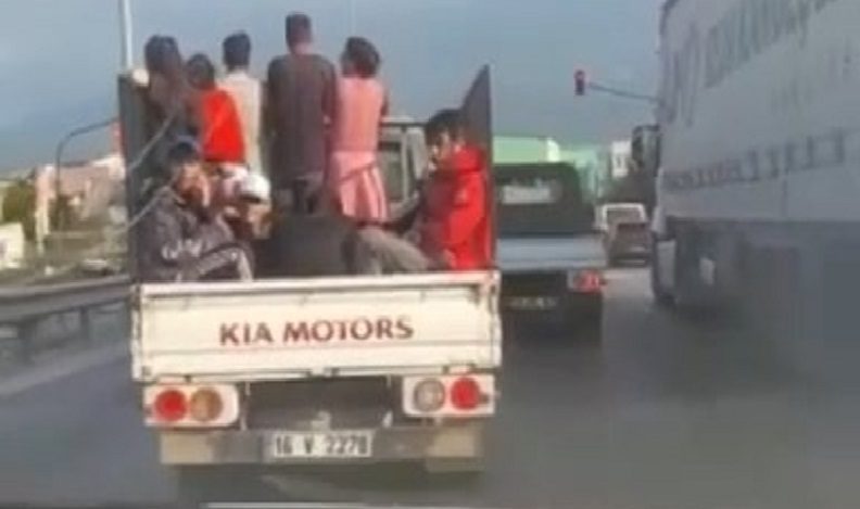 Bursa’da kamyonet arkasında tehlikeli yolculuk